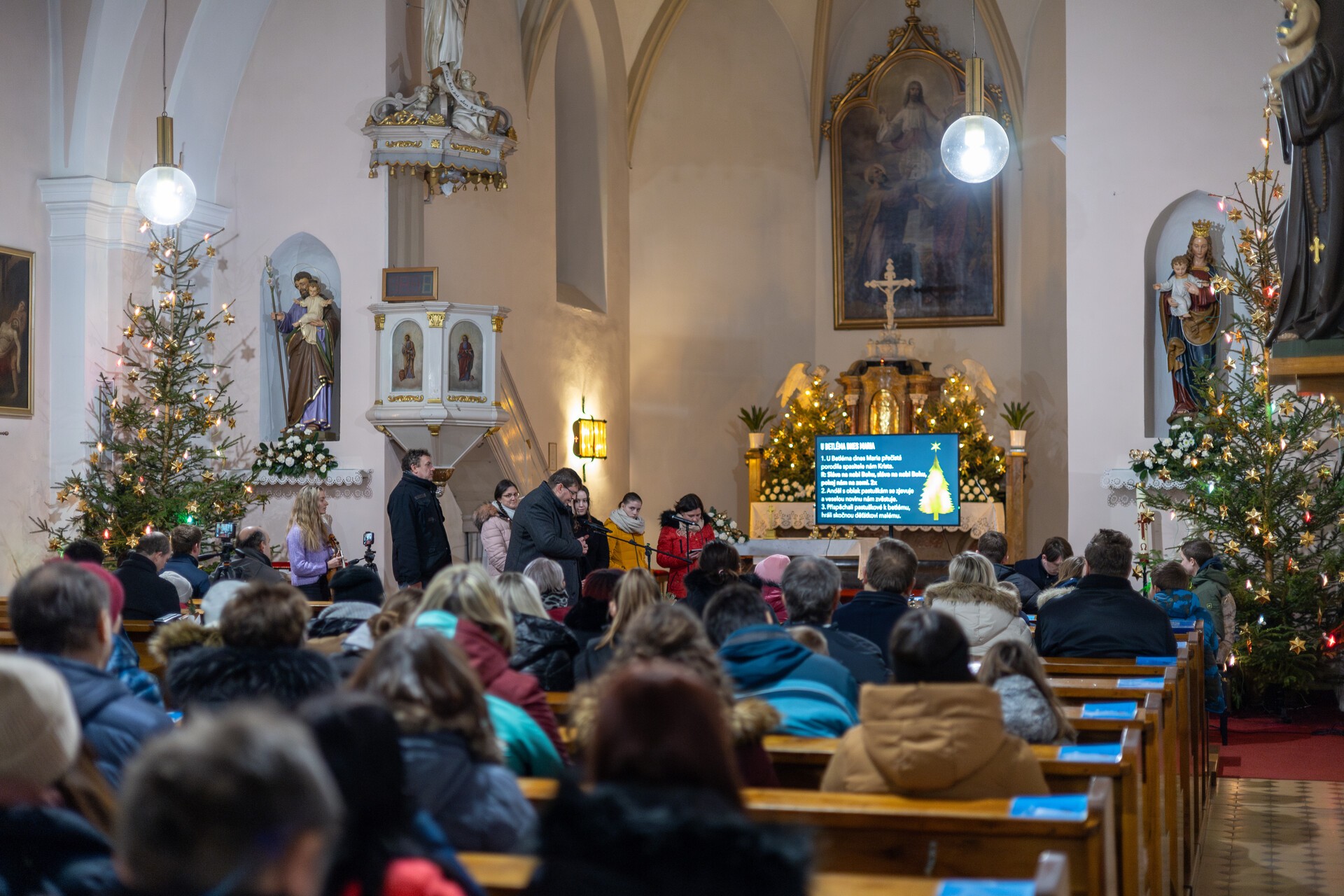 Věřící při vánočním večeru chval v kostele sv. Petra a Pavla v Kunovicích