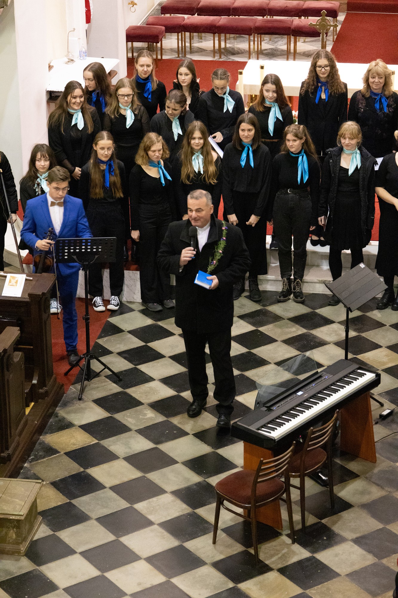 Mladý sbor při koncertě duchovní hudby v kostele v Kyjově