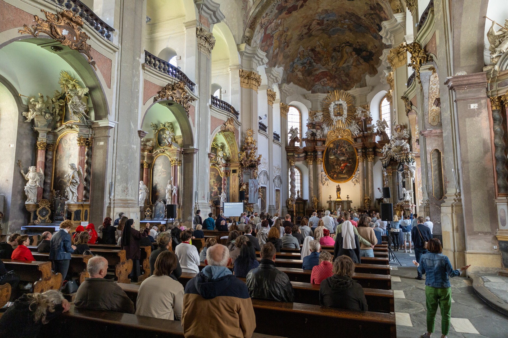 Věřící při chválách a adoraci v Olomouci