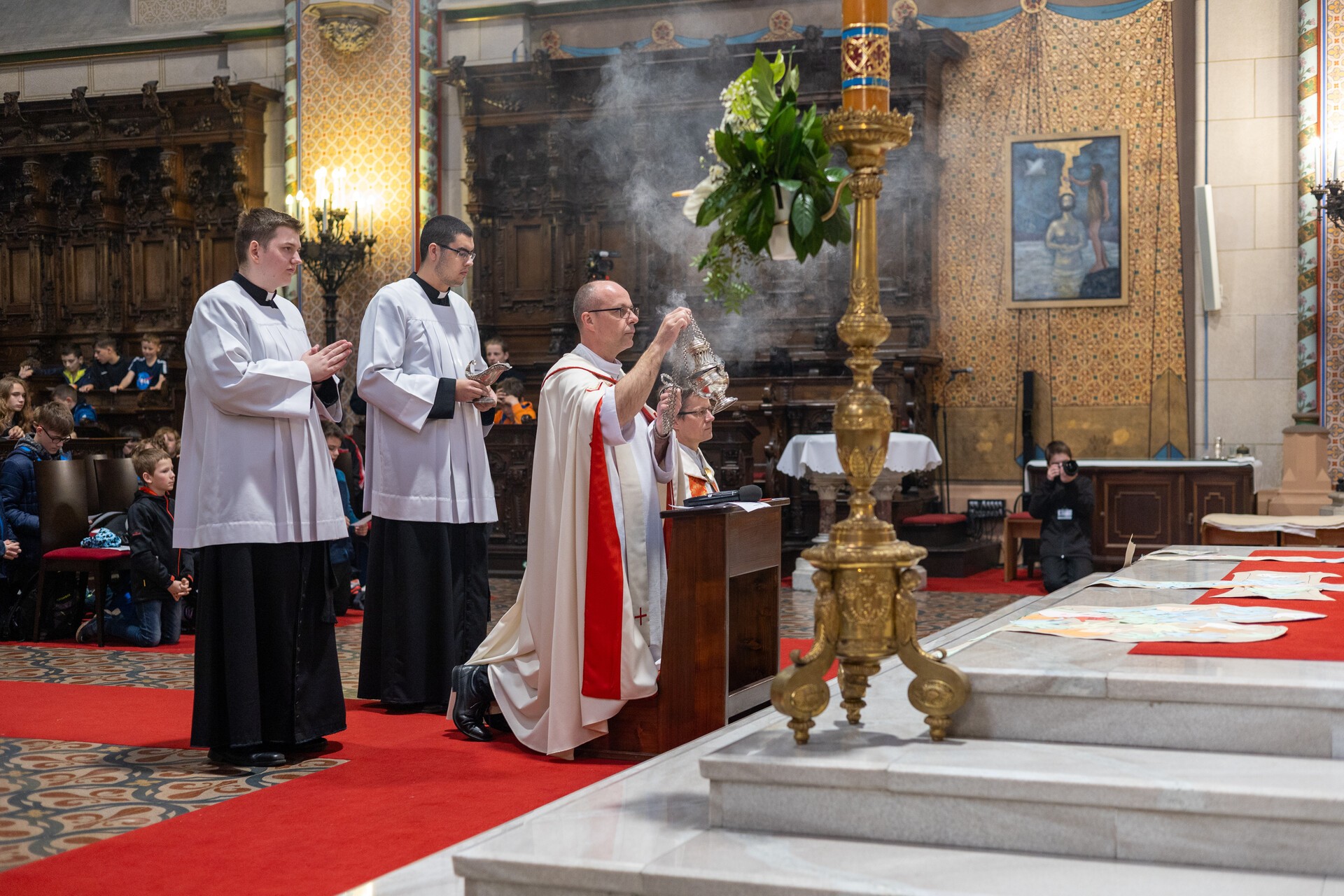 Ministranti při mši svaté s kadidlem v Olomouci