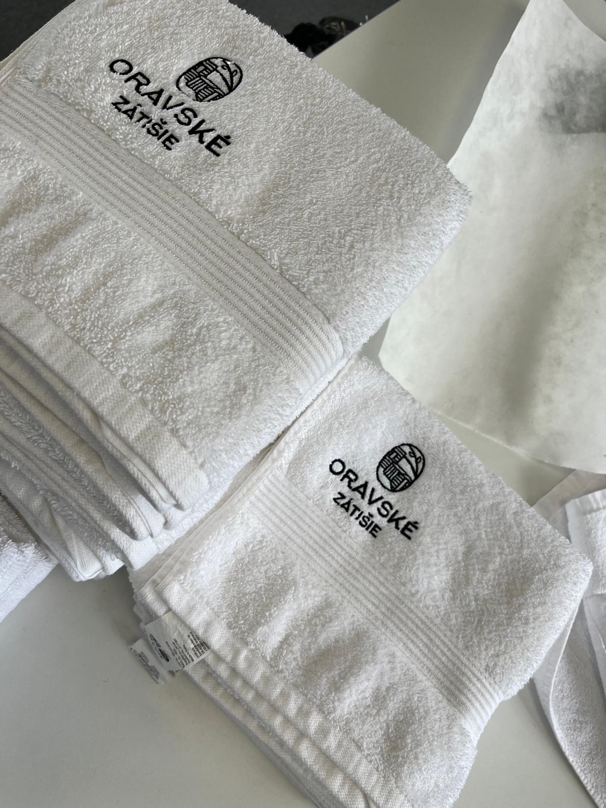 Oravské Zátiší — Výšivka loga na hotelový textil