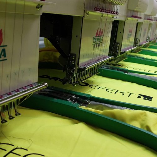 Pracovné bundy DREVOEFEKT — pohľad zozadu s logom