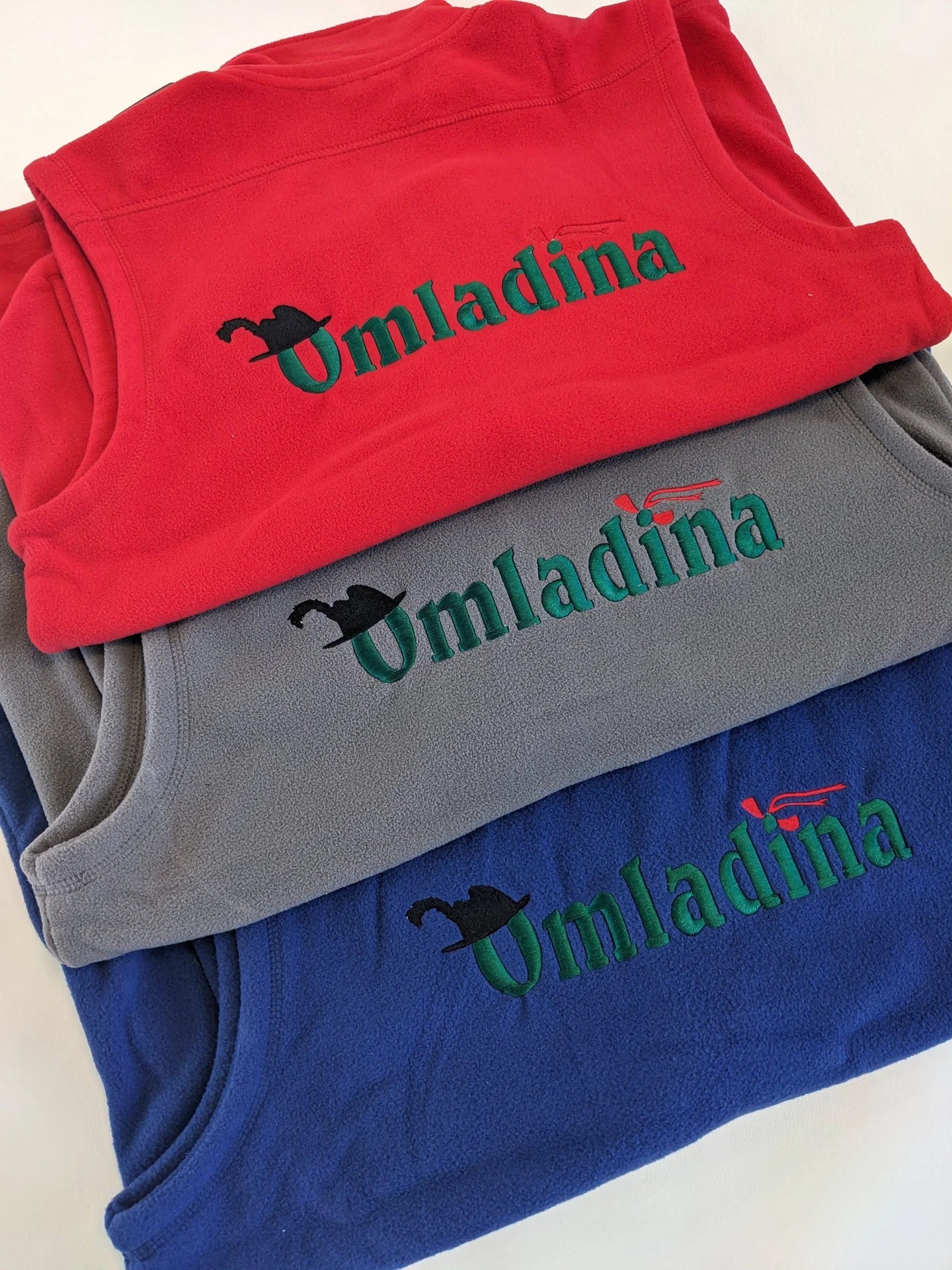 Mikiny na mieru — detail výšivky