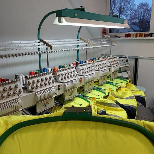 Výšivací stroj pri výrobe reflexných búnd DREVOEFEKT