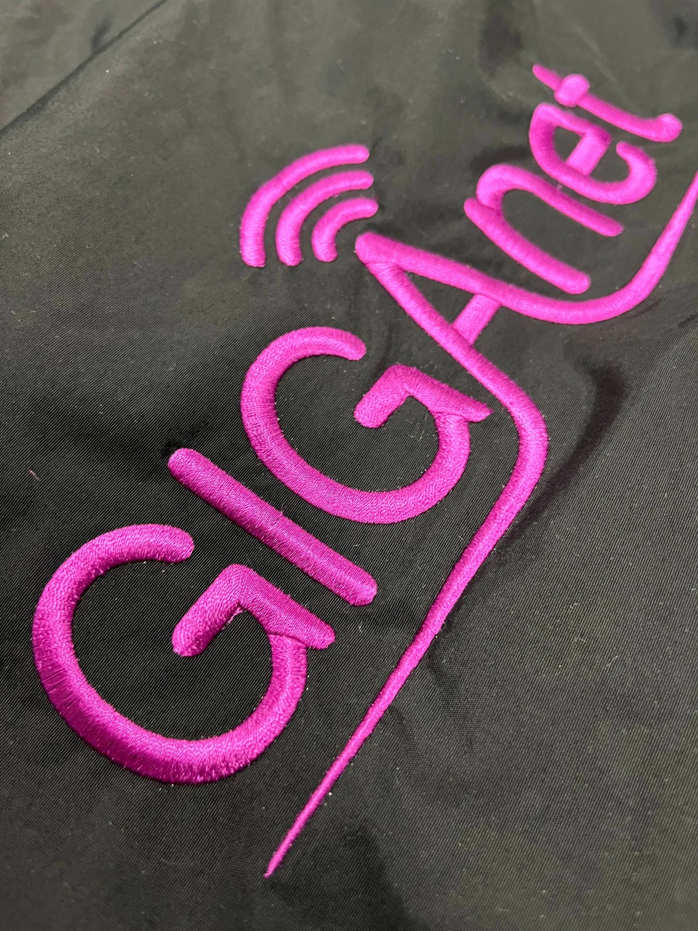 Detail výšivky na čiapke — 3D efekt