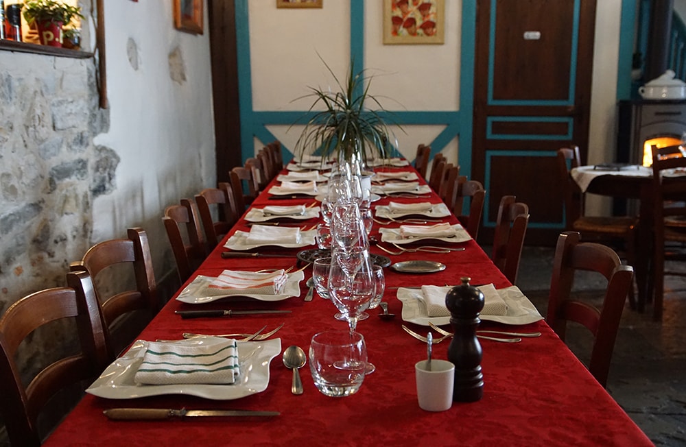Grande table de groupe dressée au Roy Léon