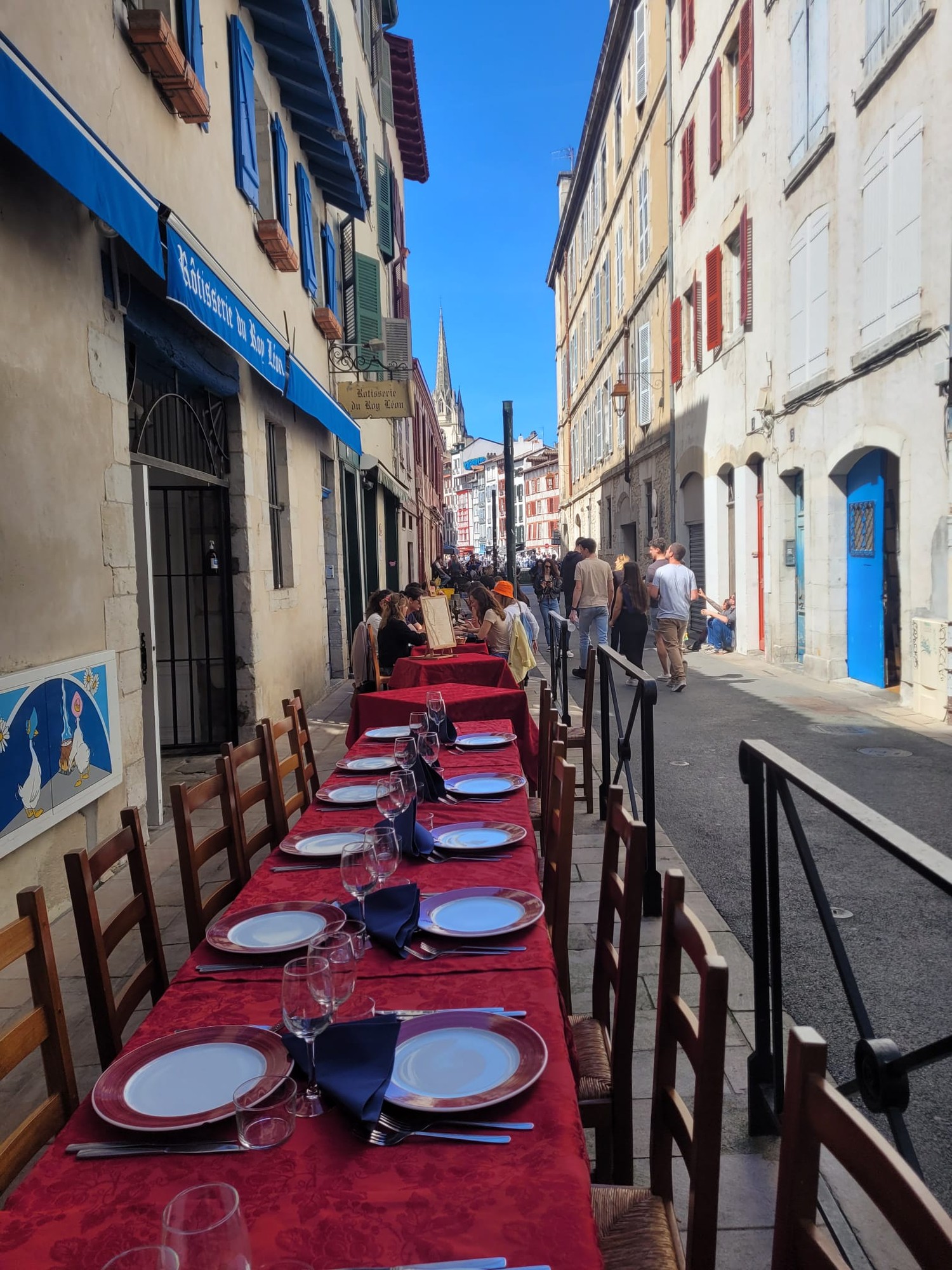Table dressée face à la cuisine