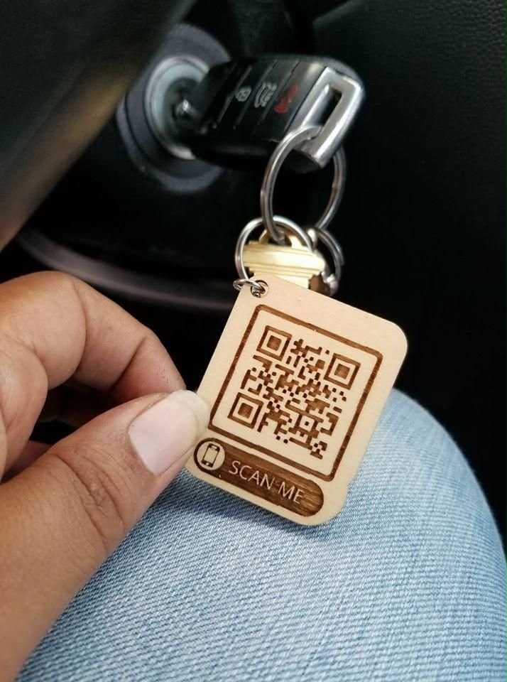 Gravírovaná dřevěná klíčenka s QR kódem