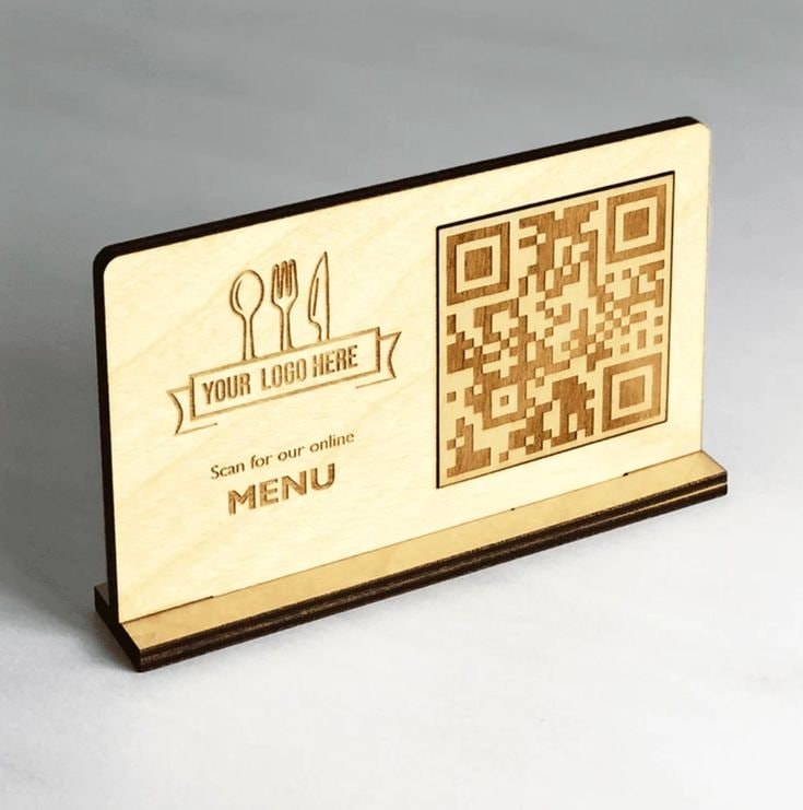 Dřevěný stojan na menu s QR kódem