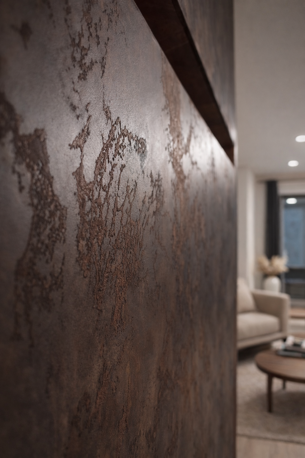 Moderní obývací pokoj s mikrocementovou designovou stěnou