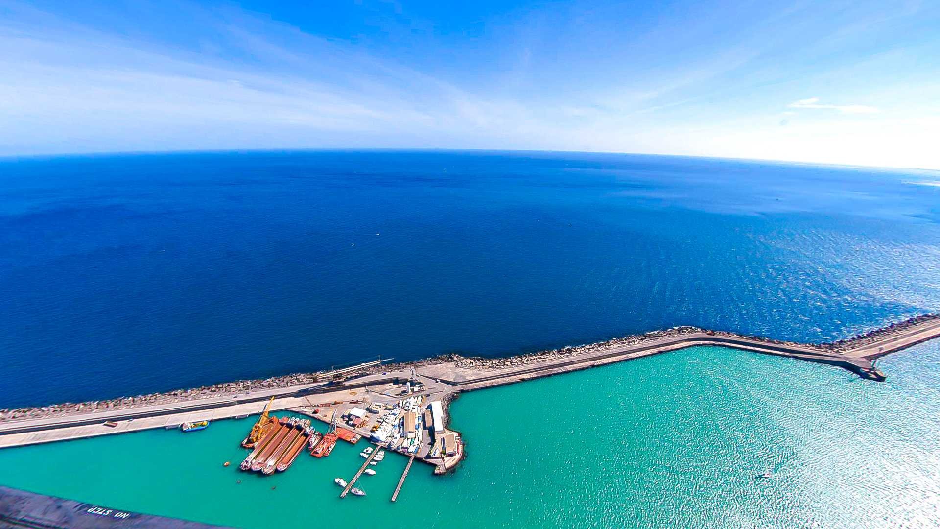 Veduta aerea di un borgo costiero siciliano