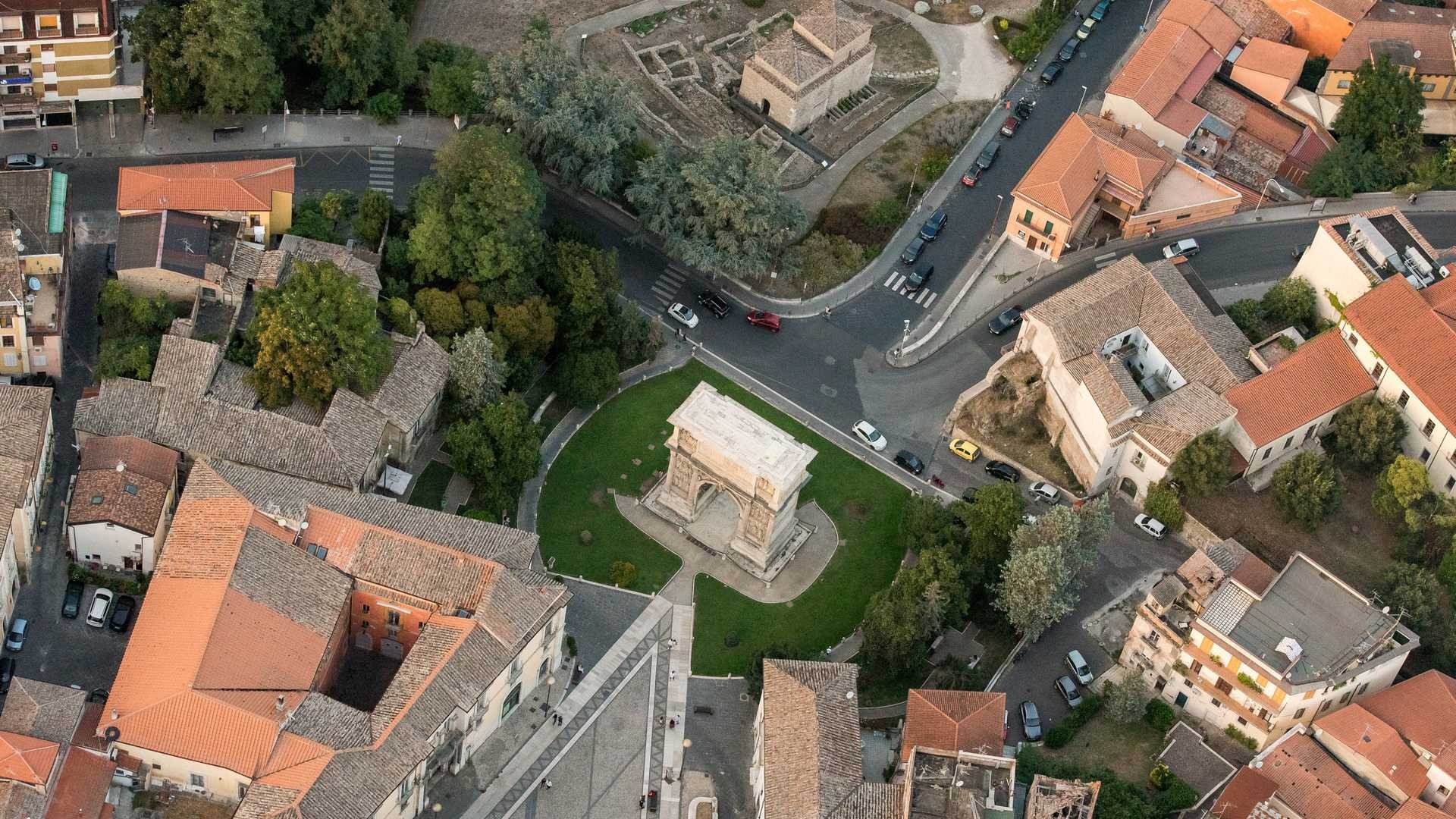 Fotografia aerea di un santuario immerso nel paesaggio siciliano