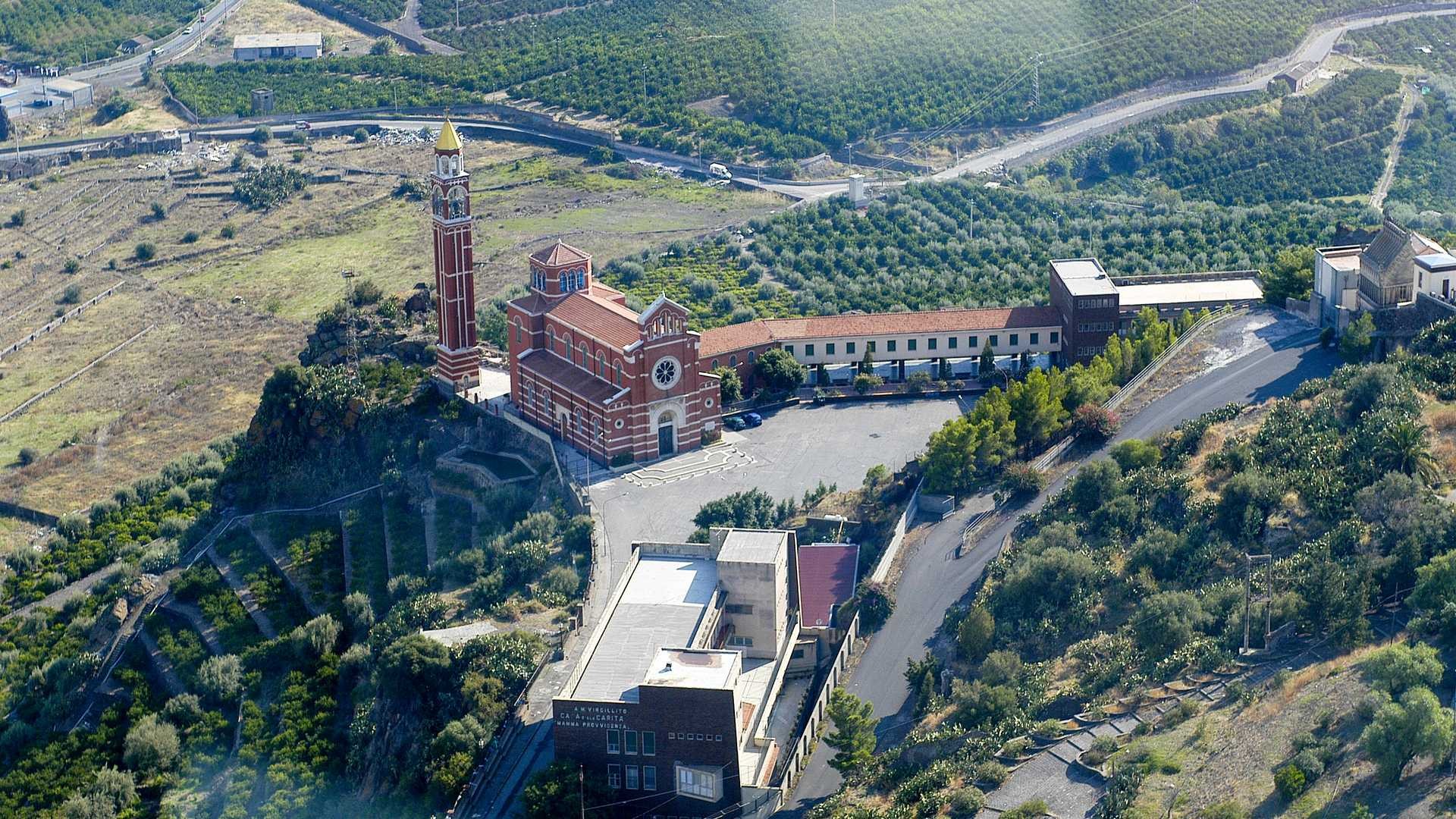 Veduta dall’alto di un arco monumentale in un borgo italiano