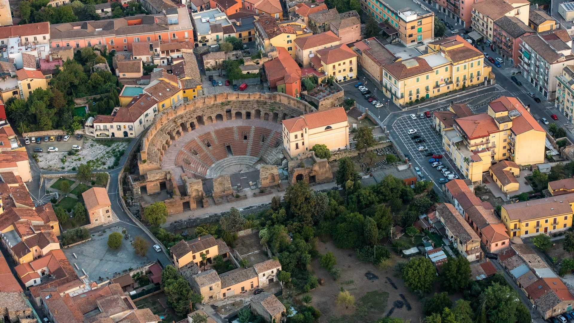 Fotografia aerea di una chiesa e della piazza del paese