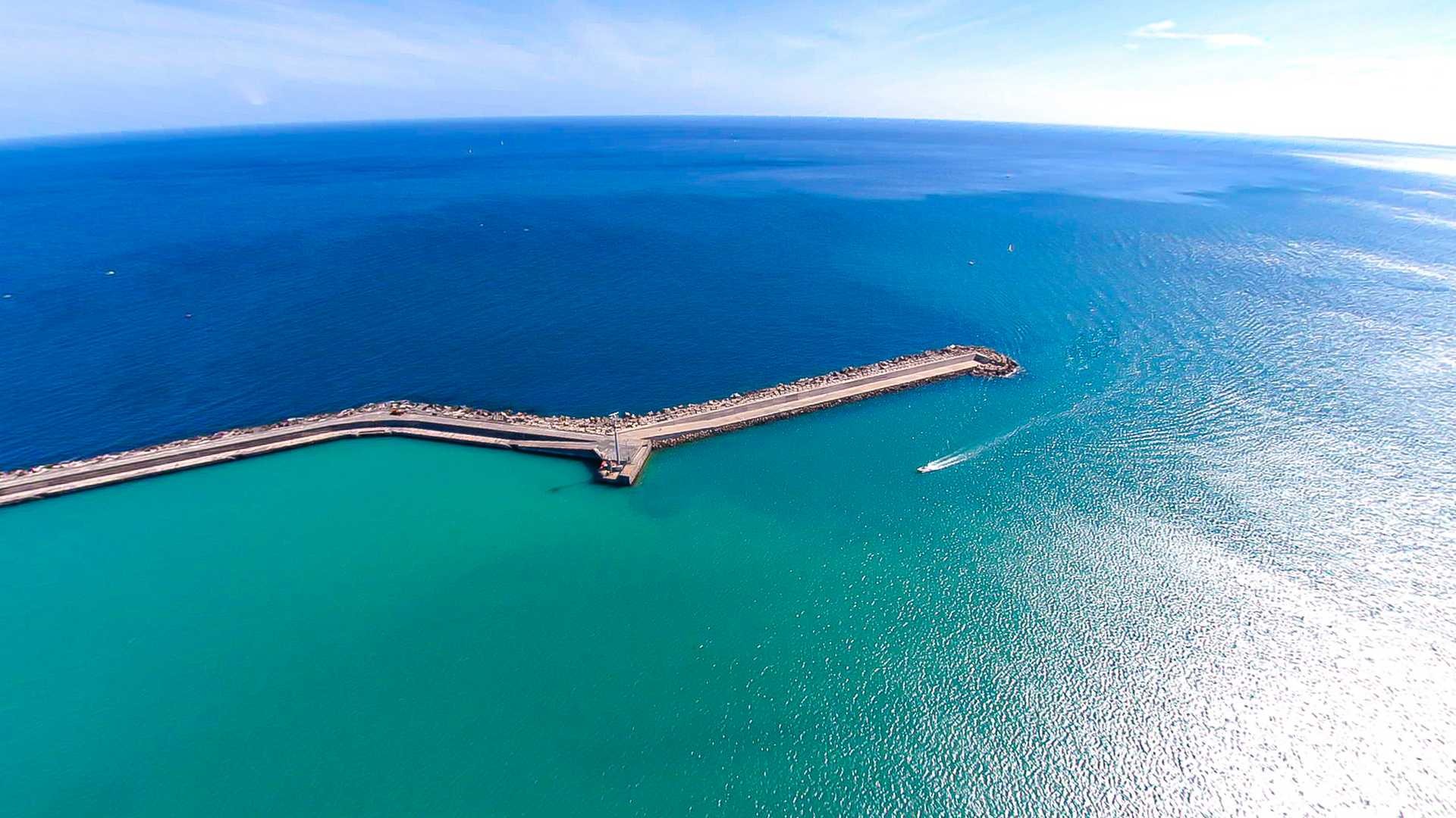 Veduta aerea di una falesia costiera italiana