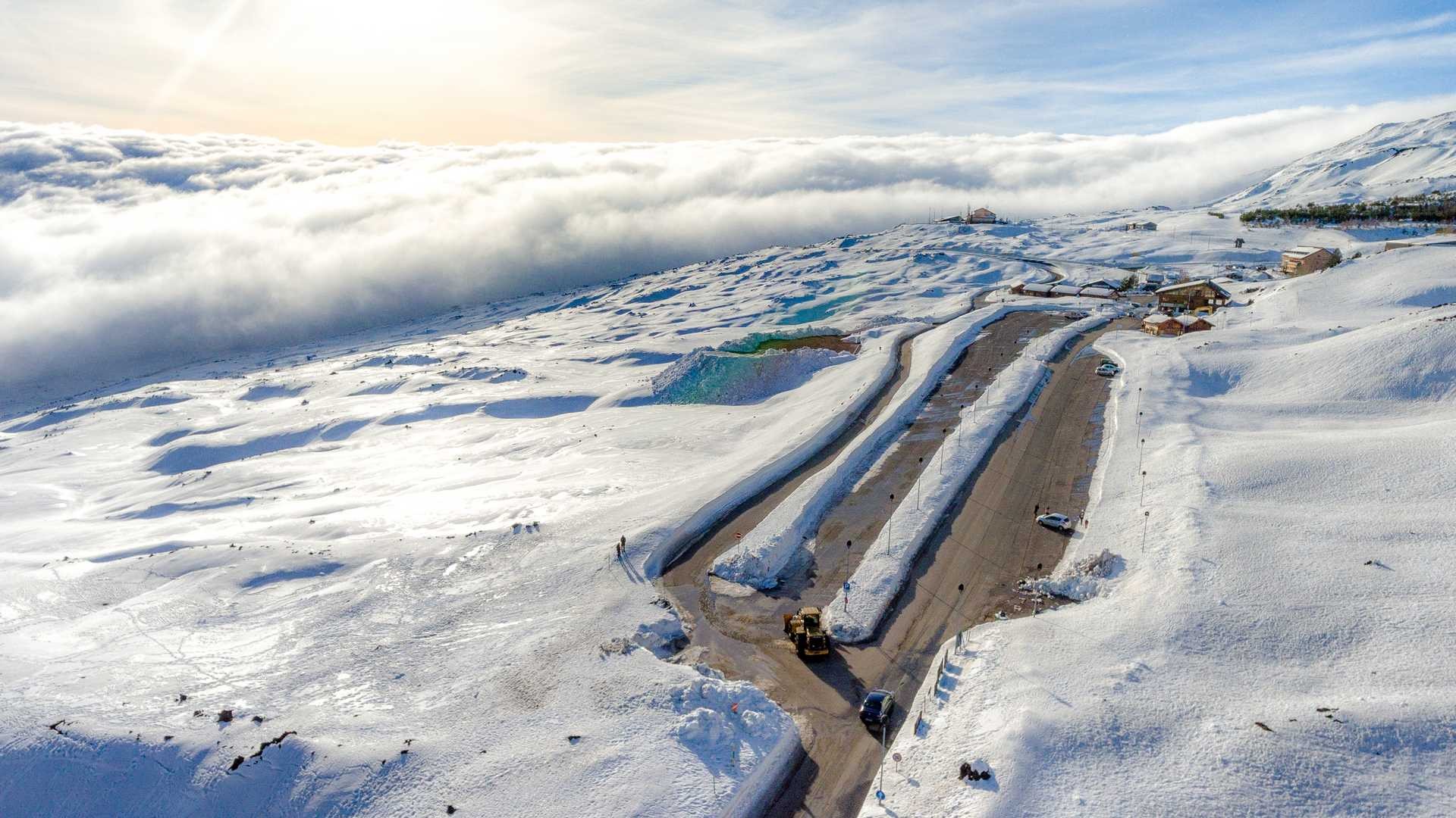 Veduta aerea di un molo sul mare Tirreno