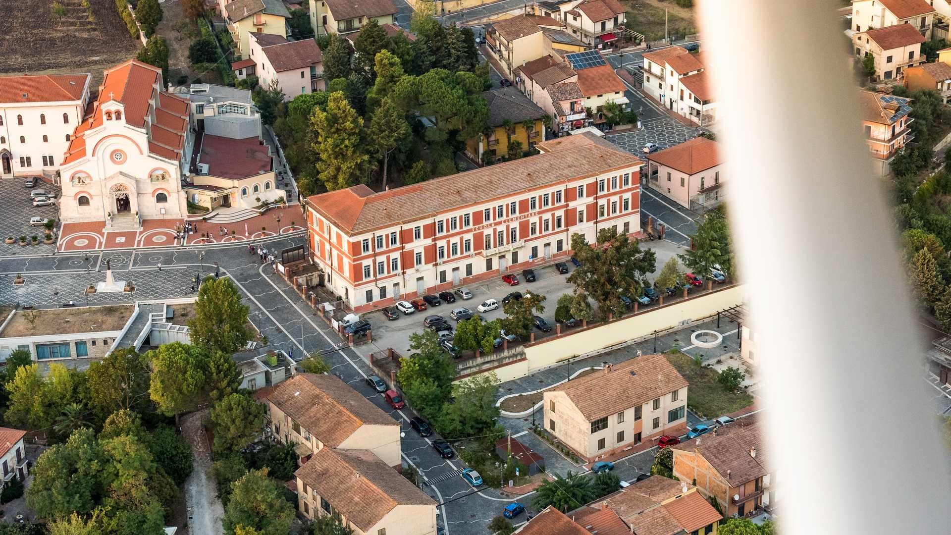 Veduta aerea di un anfiteatro storico nel tessuto urbano