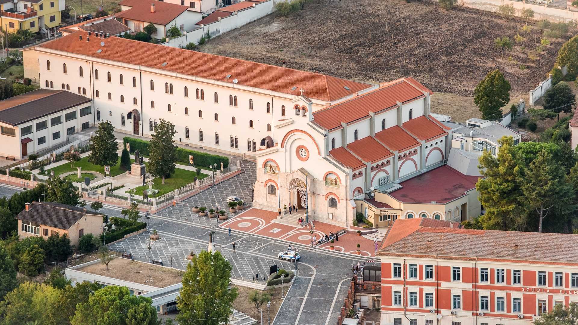 Veduta aerea di un teatro antico e del centro urbano circostante
