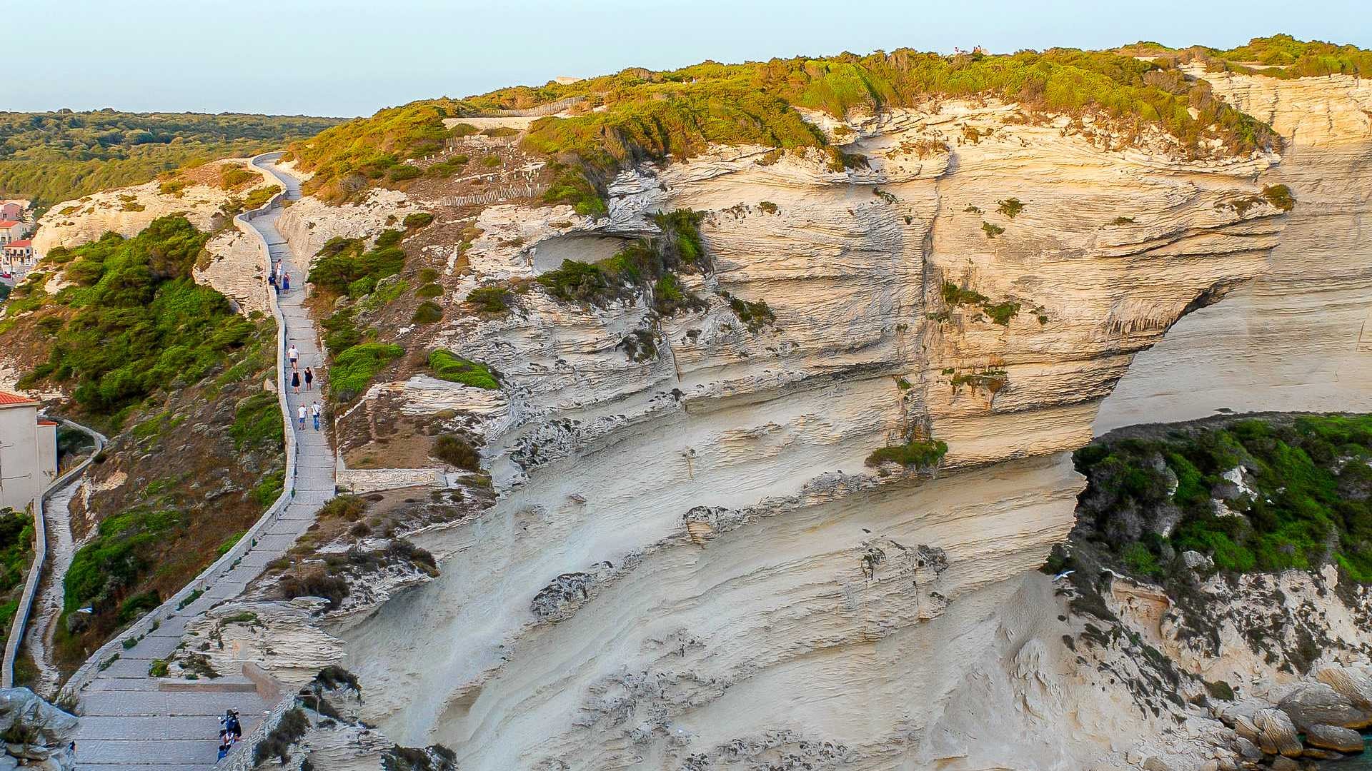 Fotografia aerea di una banchina e del mare