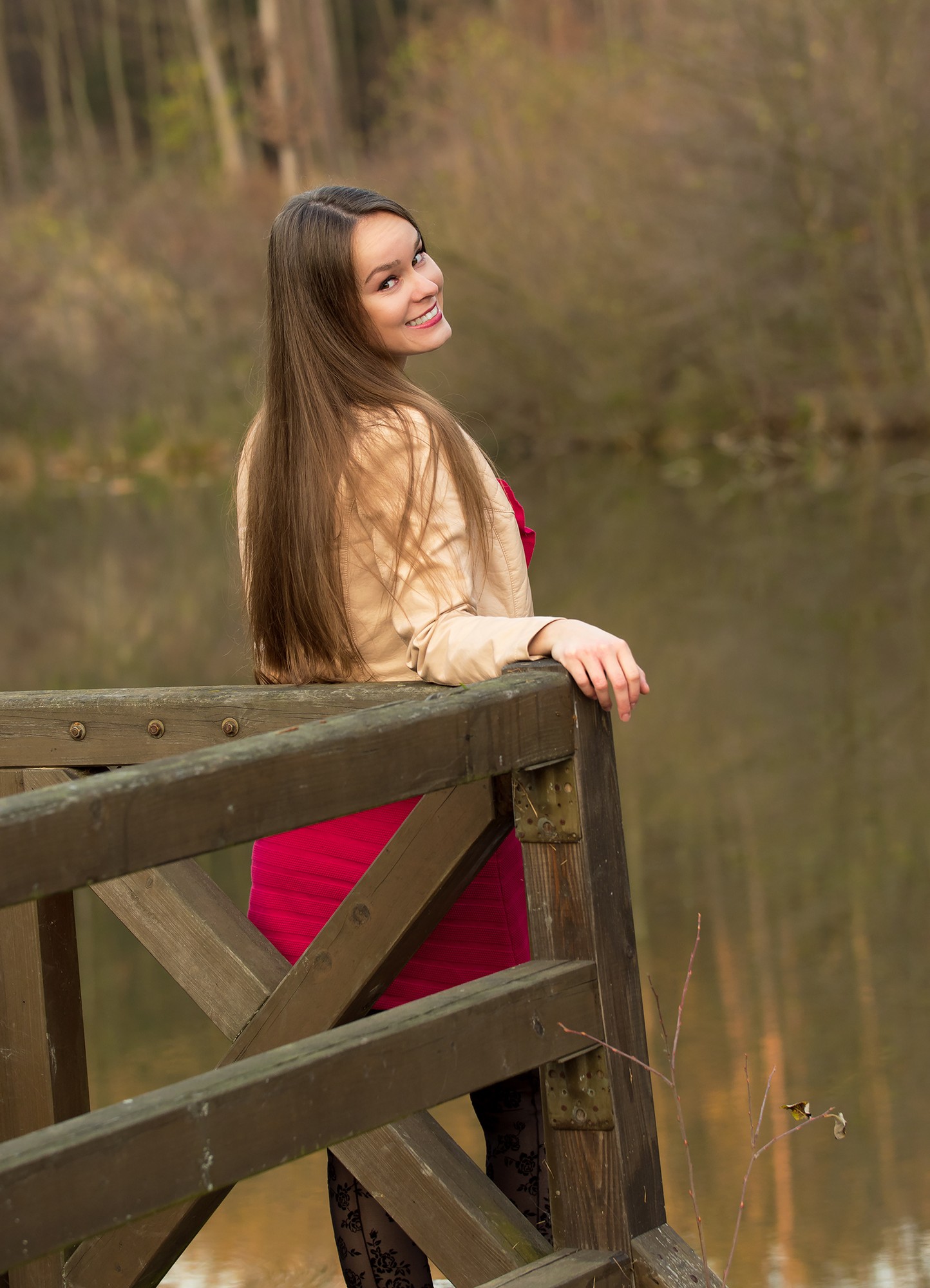 Barbora na dřevěném mostě u řeky