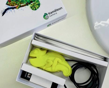 Obsah balenia Chameleón kamera — otvorená krabička s kamerou a príslušenstvom