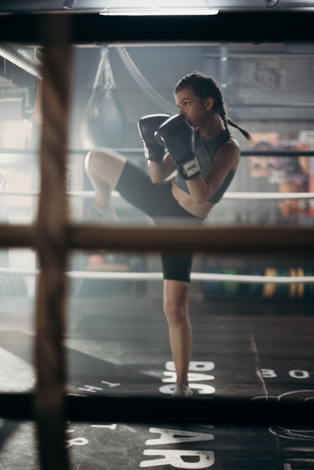 Entrenament de kickboxing - cop de cama en el ring