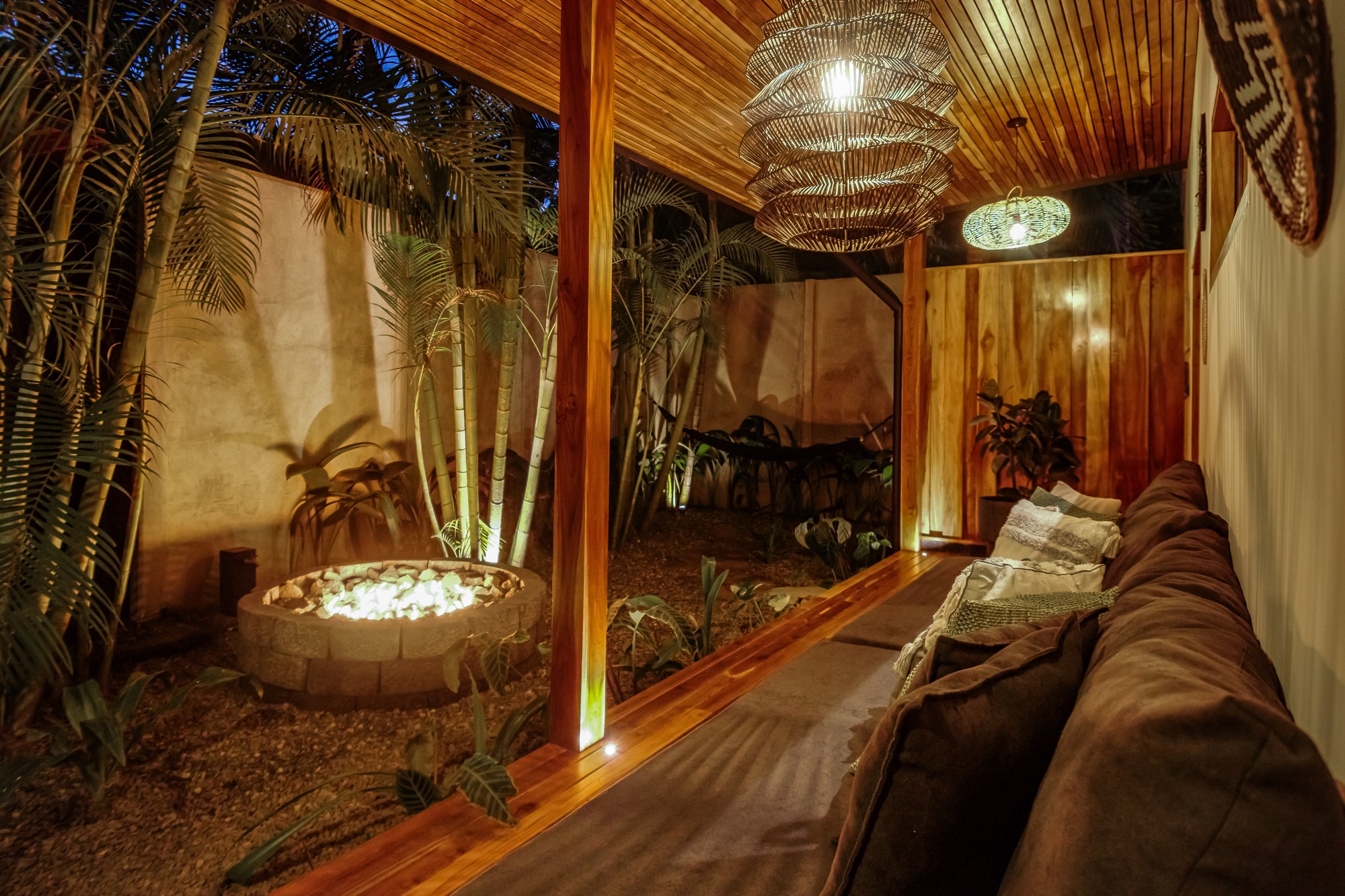 Hana — The Lounge