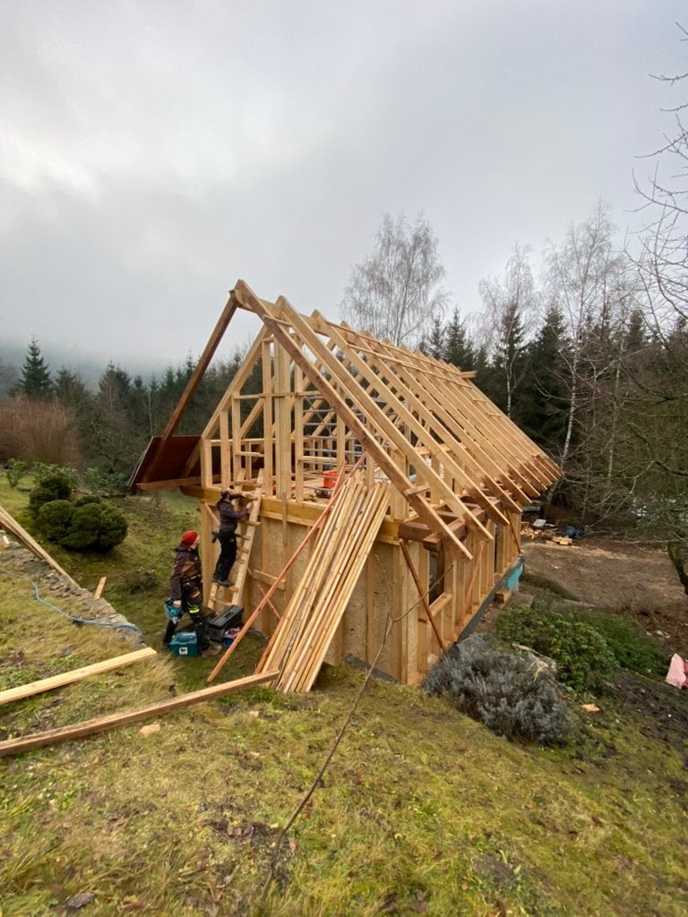 Hrubá stavba chaty — vztyčování krovové konstrukce