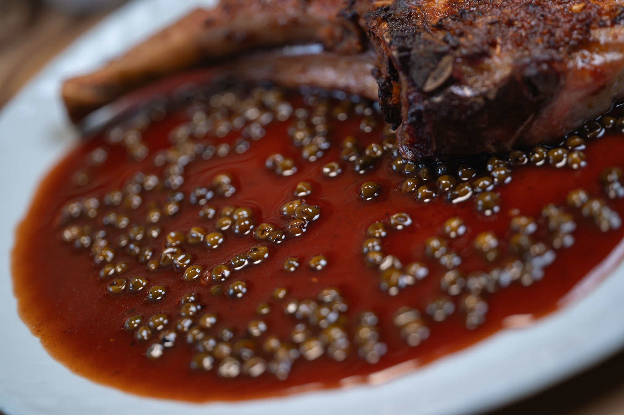 Bravčový Tomahawk na tanieri s cherry pepper omáčkou a zemiakovým šalátom