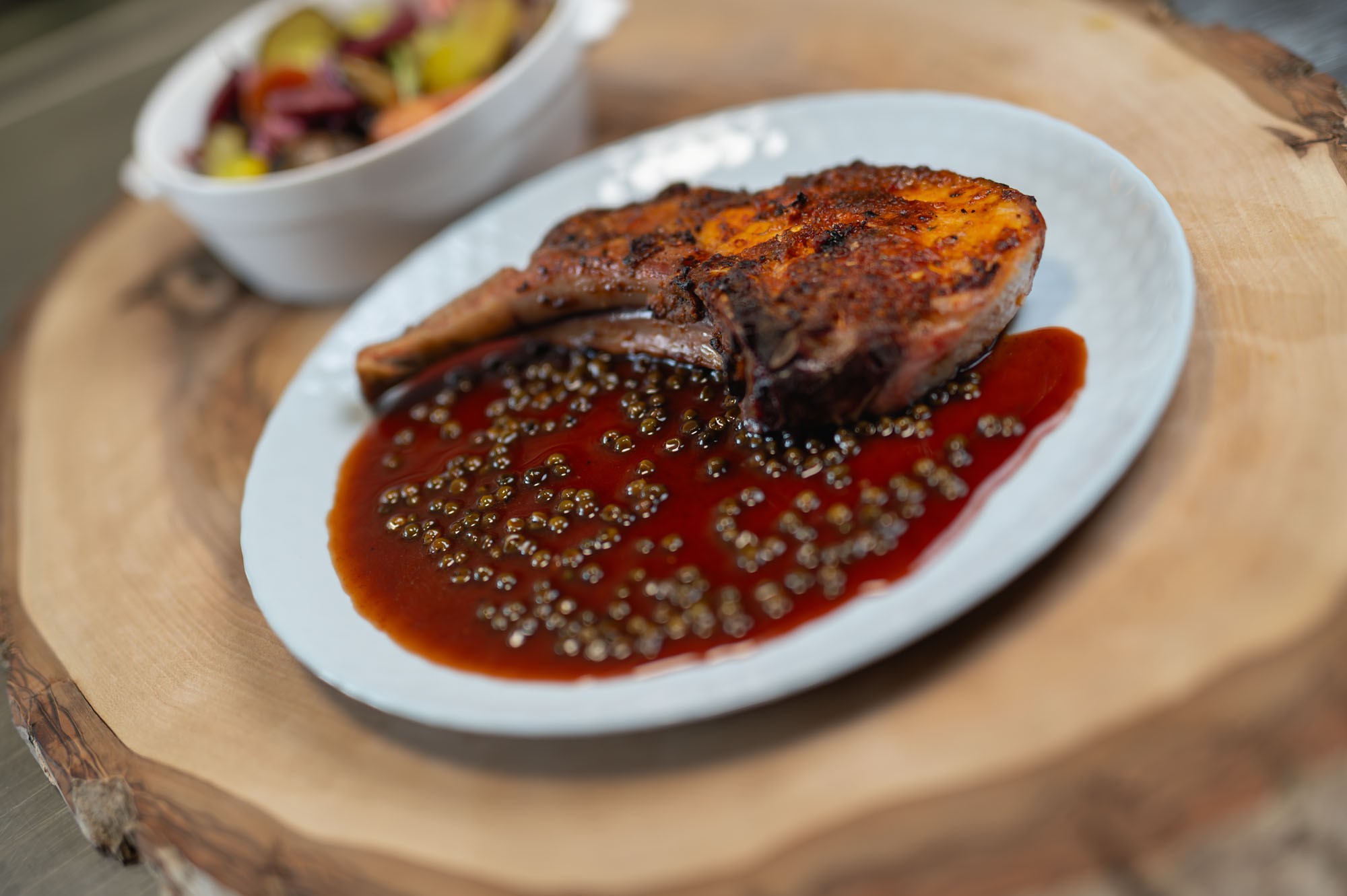 Tomahawk na bielom tanieri s Cherry Pepper omáčkou