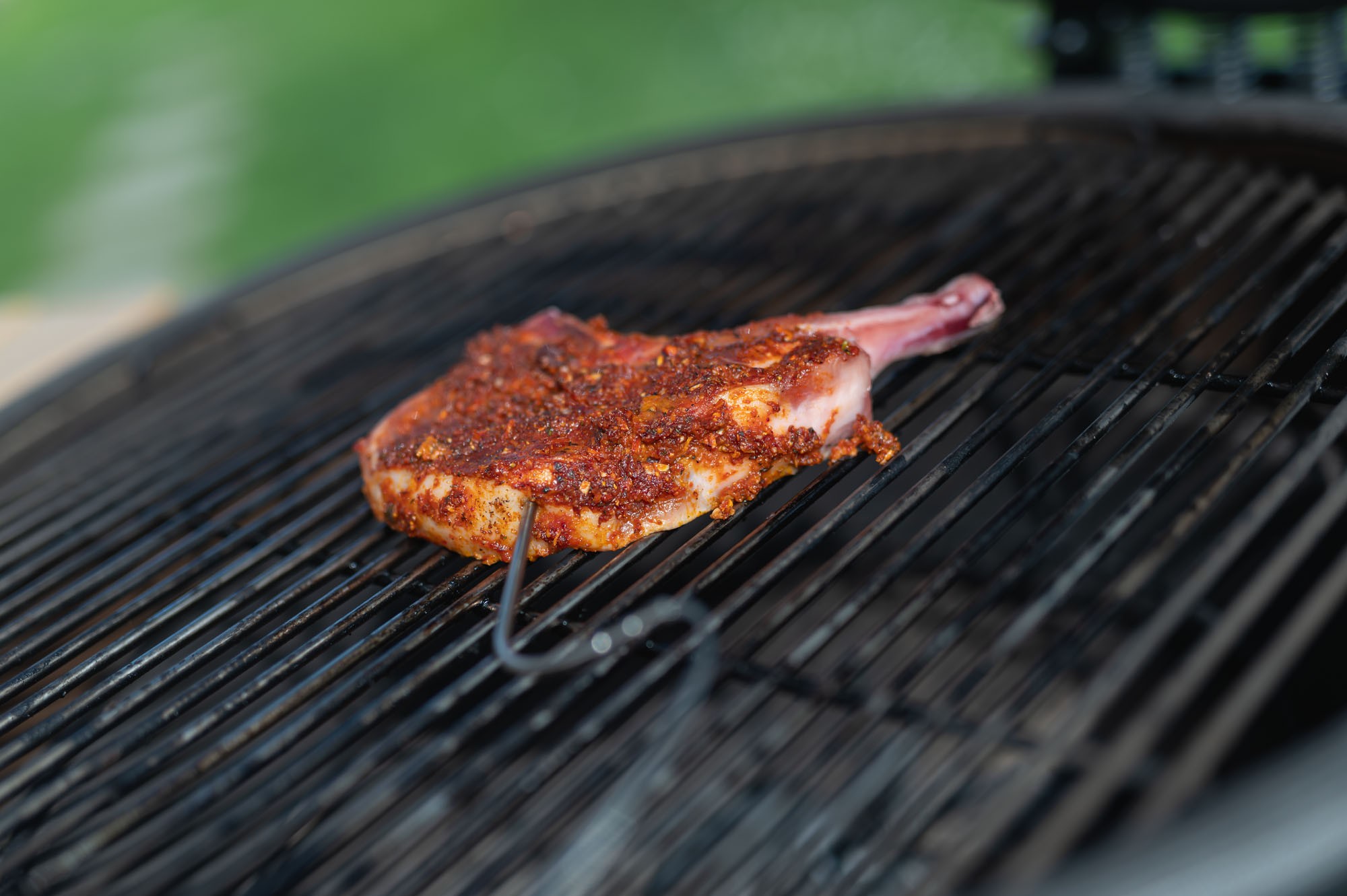 Bravčový Tomahawk na kamado grile