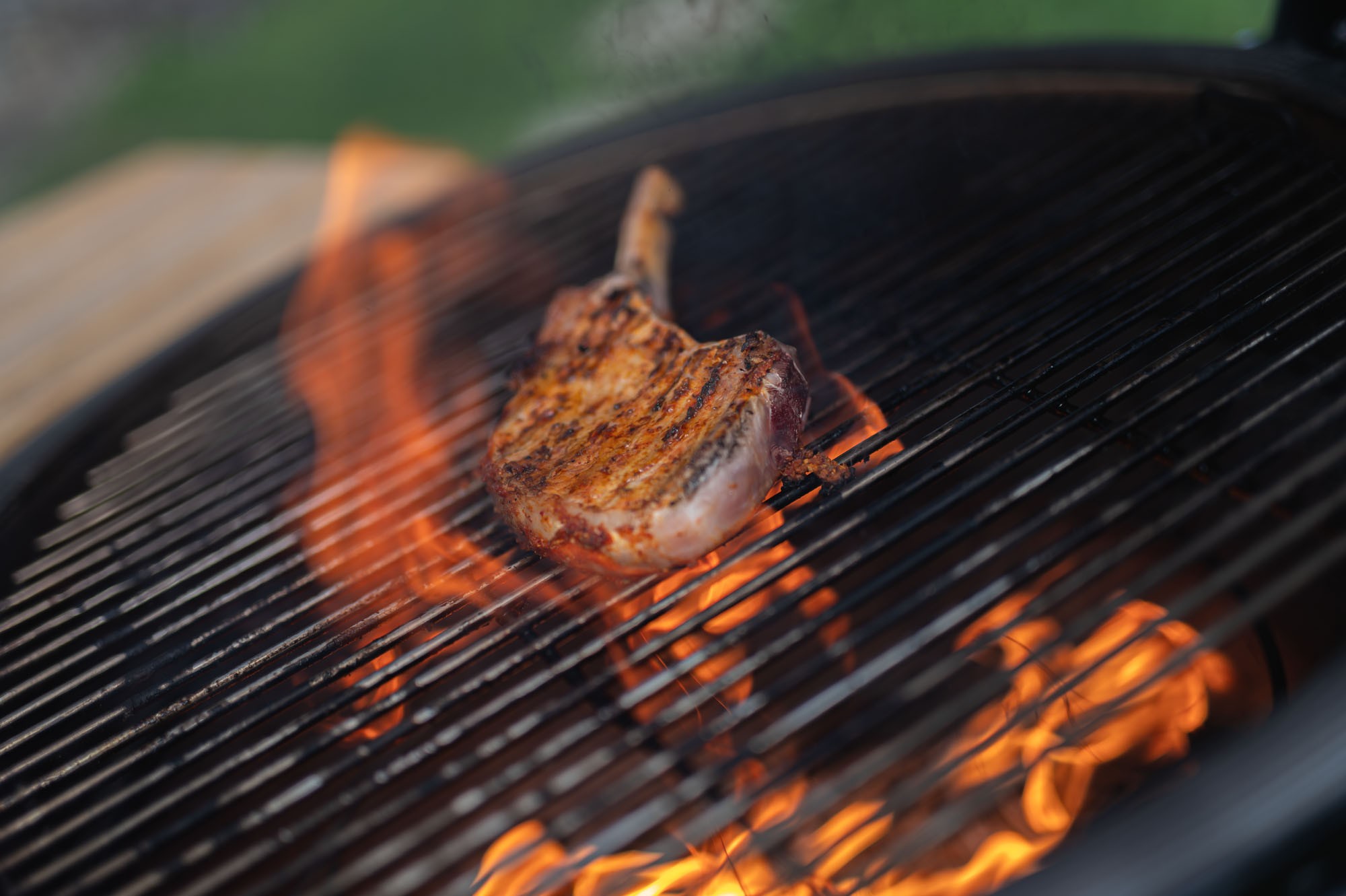 Tomahawk grilovaný priamo nad plameňom na kamado