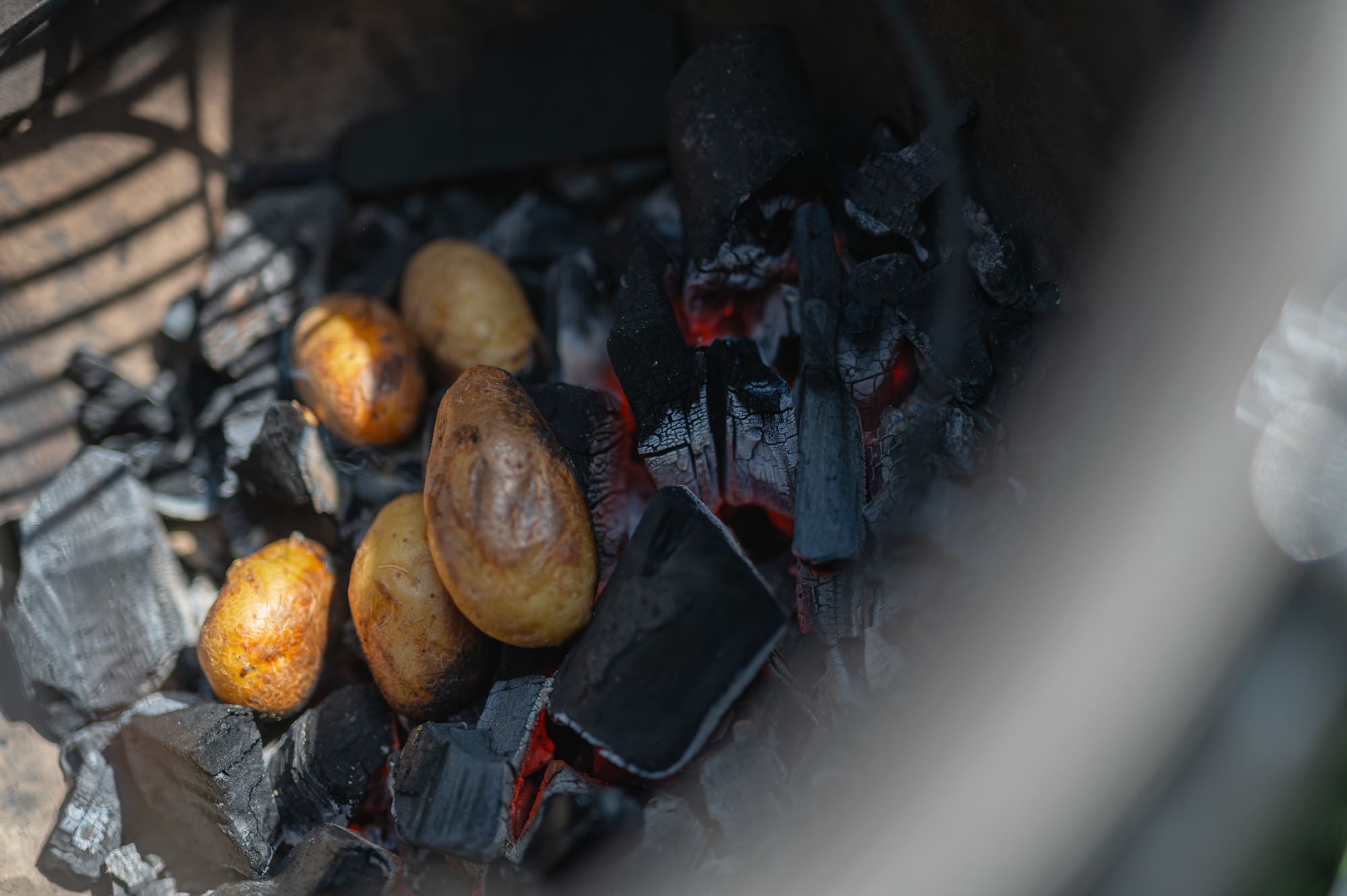 Baby zemiaky v žeravom uhlí v kamado