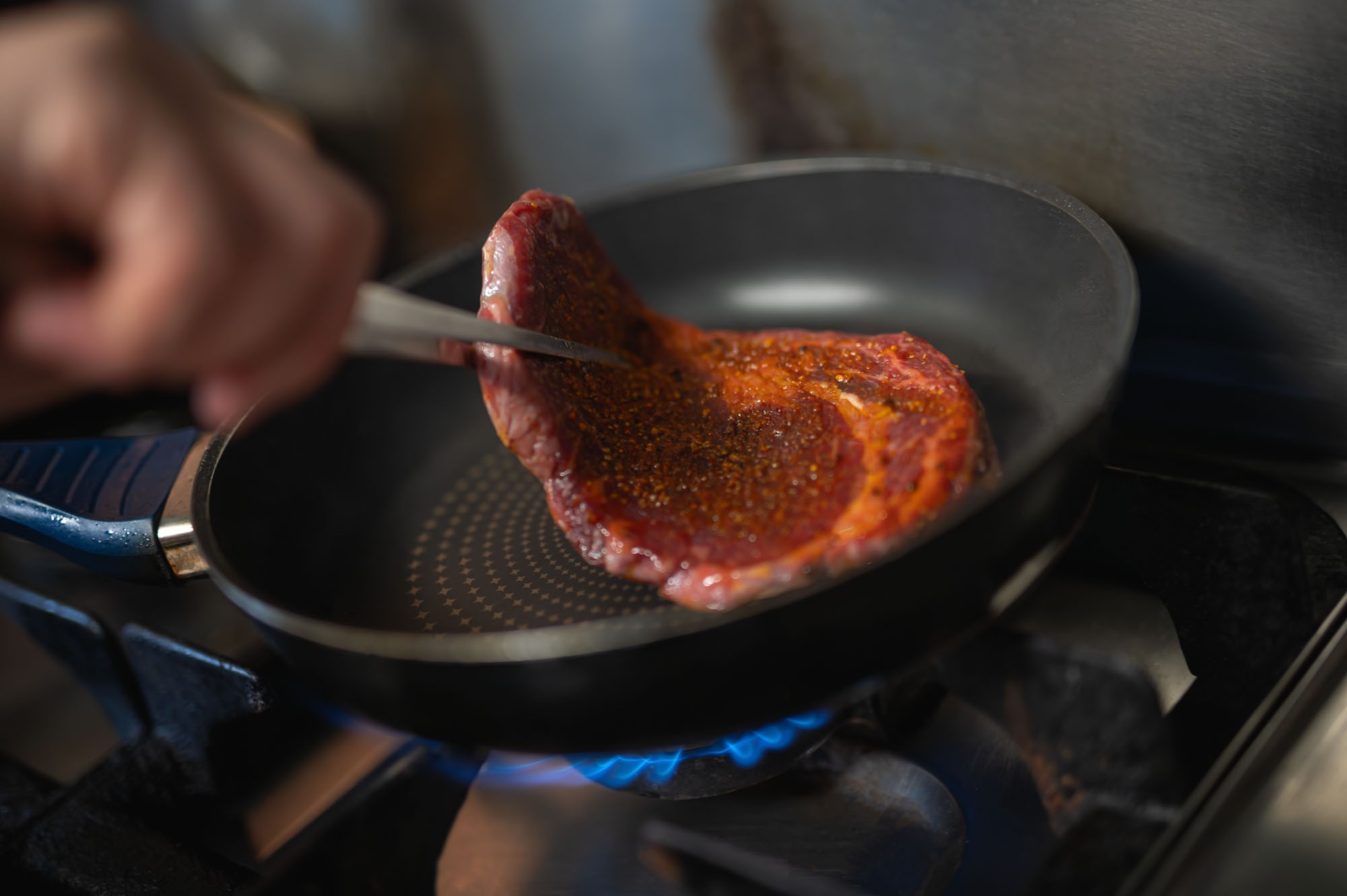 Rib eye steak na silnom plameni