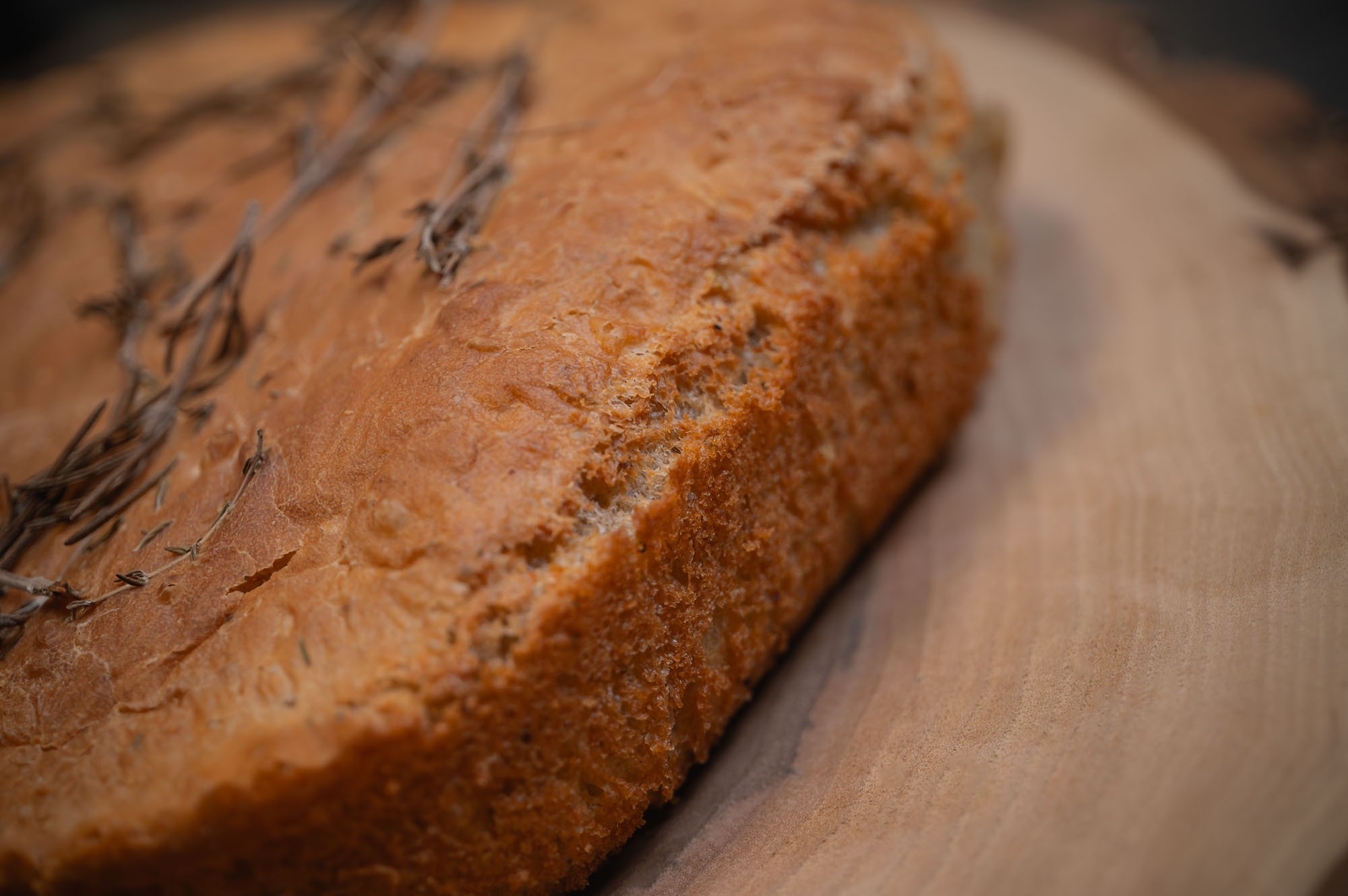Focaccia — bočný pohľad, zlatistá kôrka