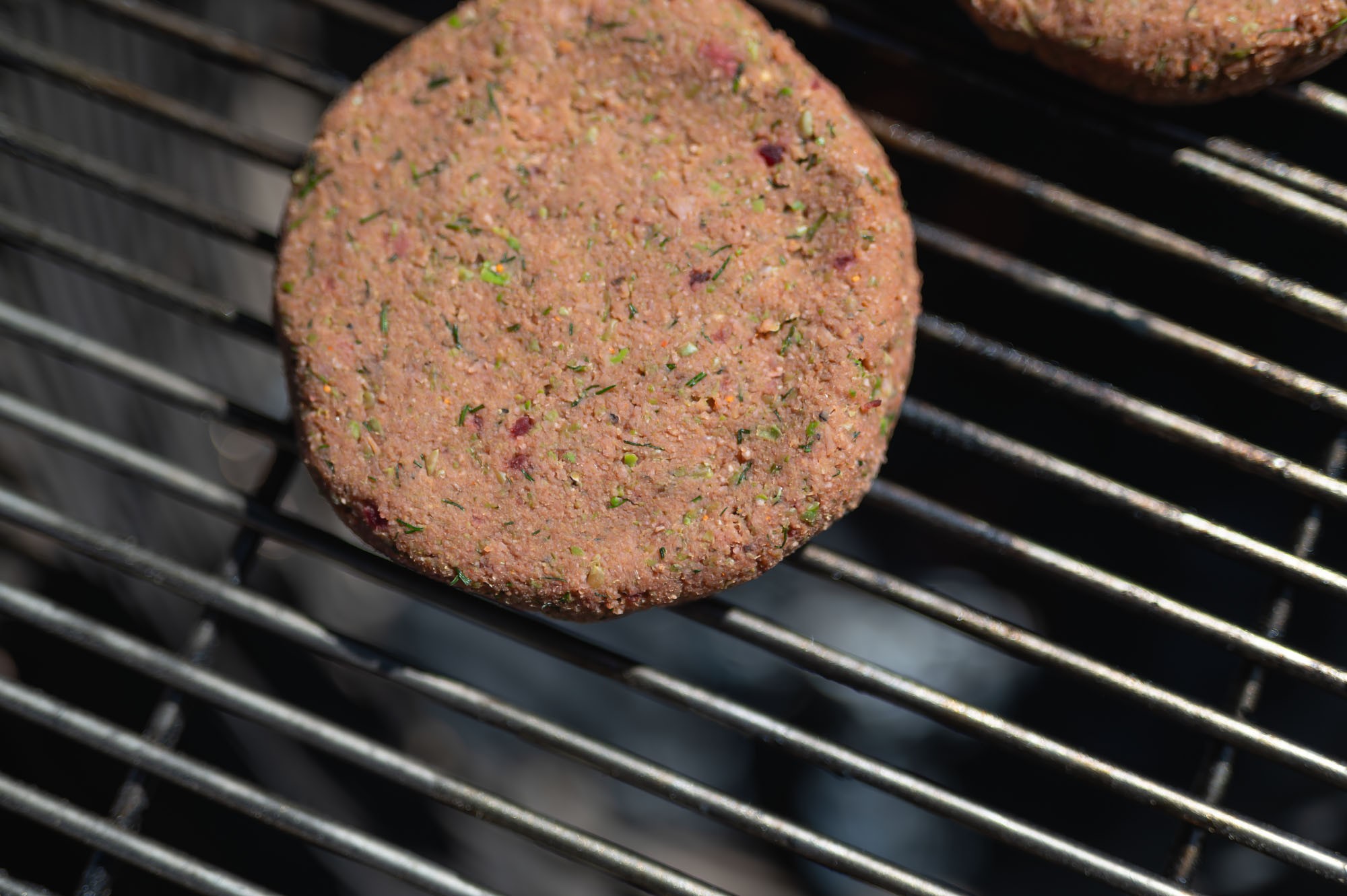 Detail veggie burger placky na rošte kamado grilu