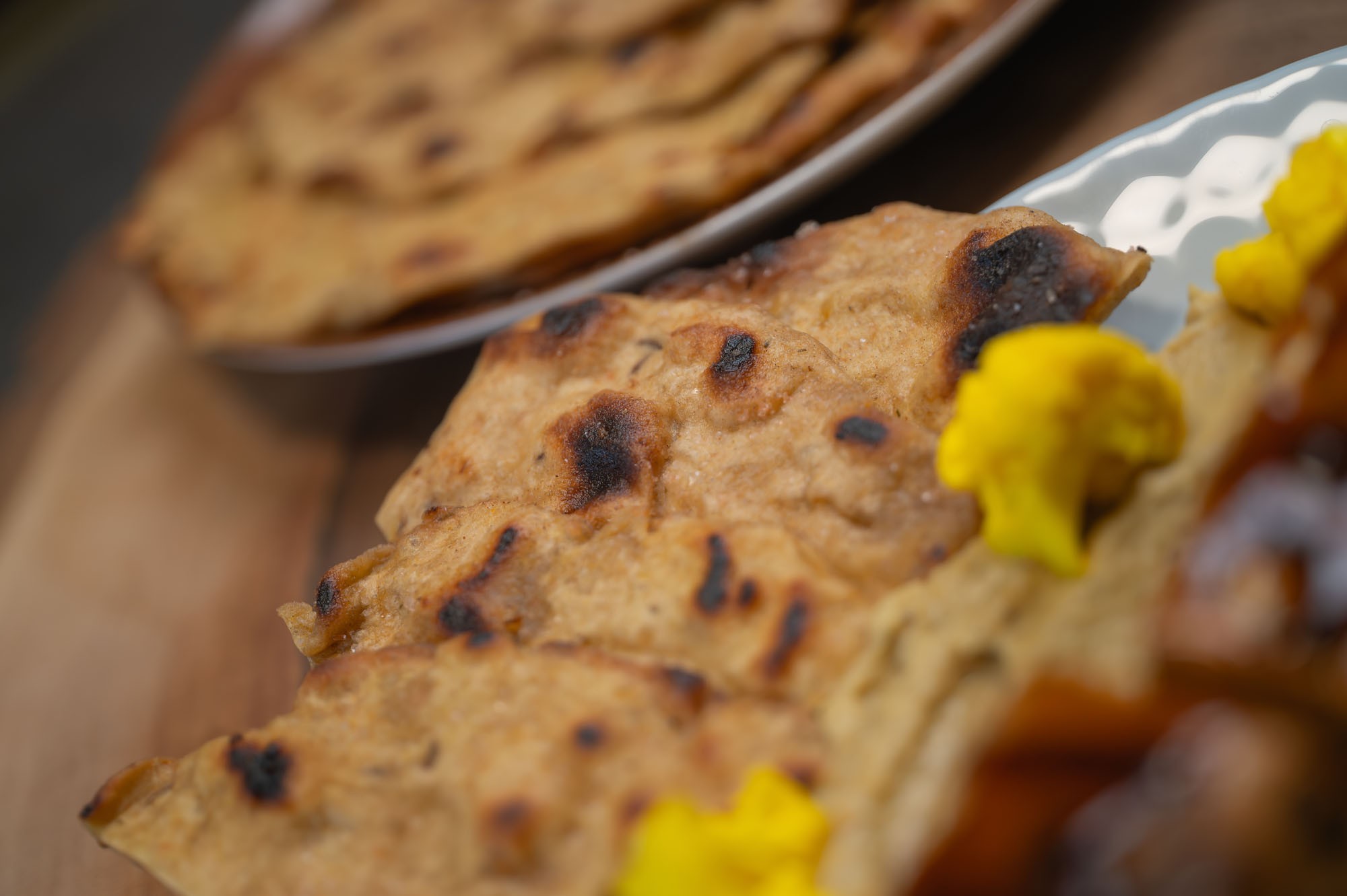 Baklažánový dip s nakladaným karfiolom a chapati chlebom