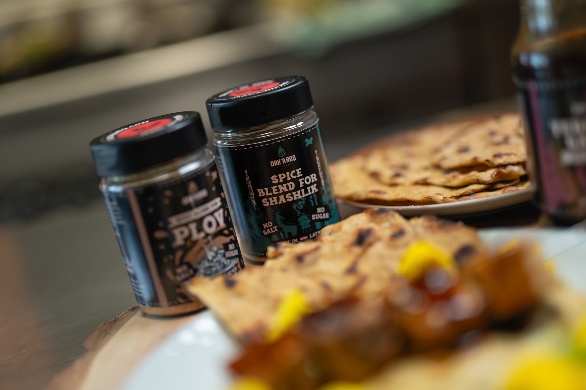 Teriyaki omáčka poliata na tofu ražeň nad grilom — dramatický záber