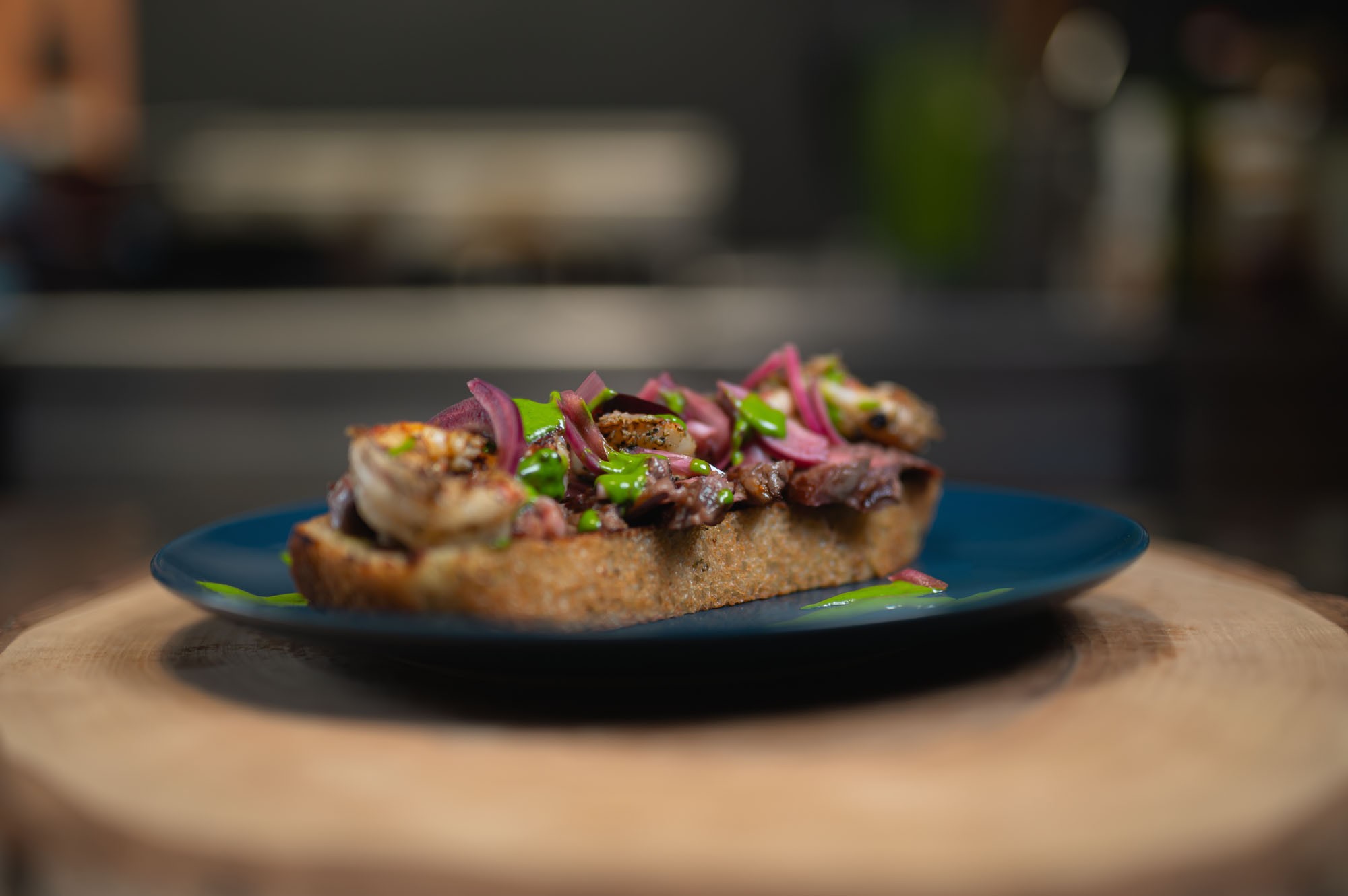 Surf & Turf Sandwich na modrom tanieri