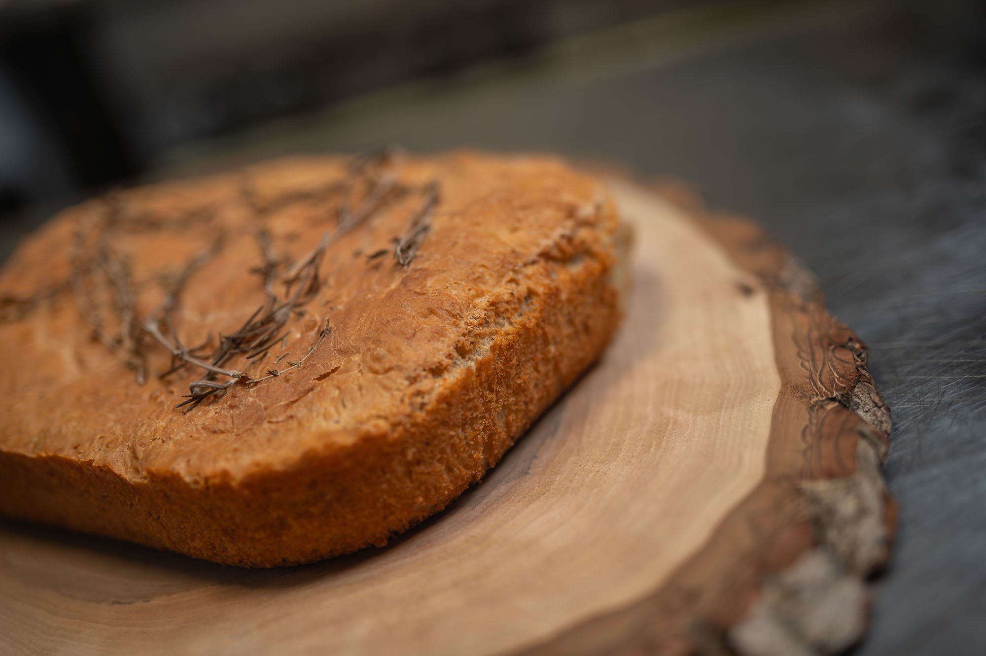 Focaccia na drevenej doske — Surf & Turf Sandwich príprava