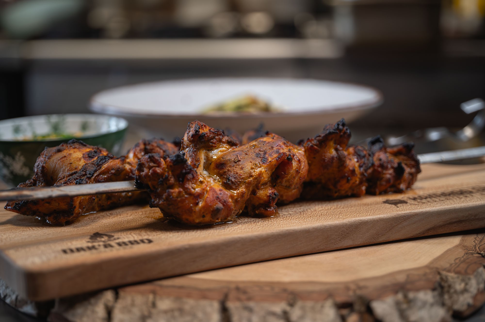 Tandoori kura na OAK & BBQ doske — atmosferický záber