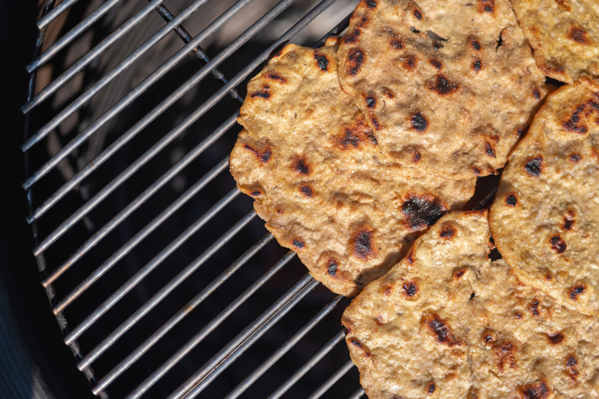Chapati chlieb na rošte — pohľad zhora