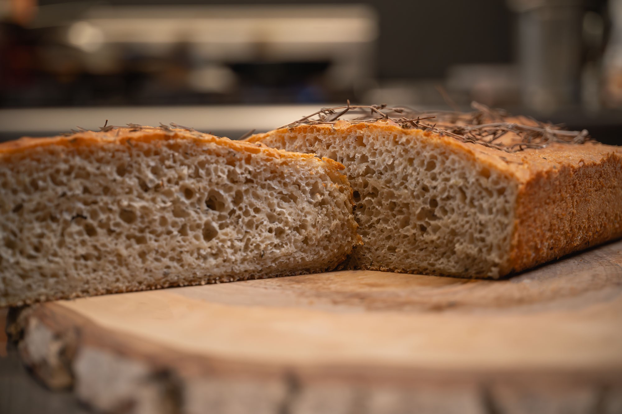 Focaccia prerezaná — vzdušná striedka s rozmarínom