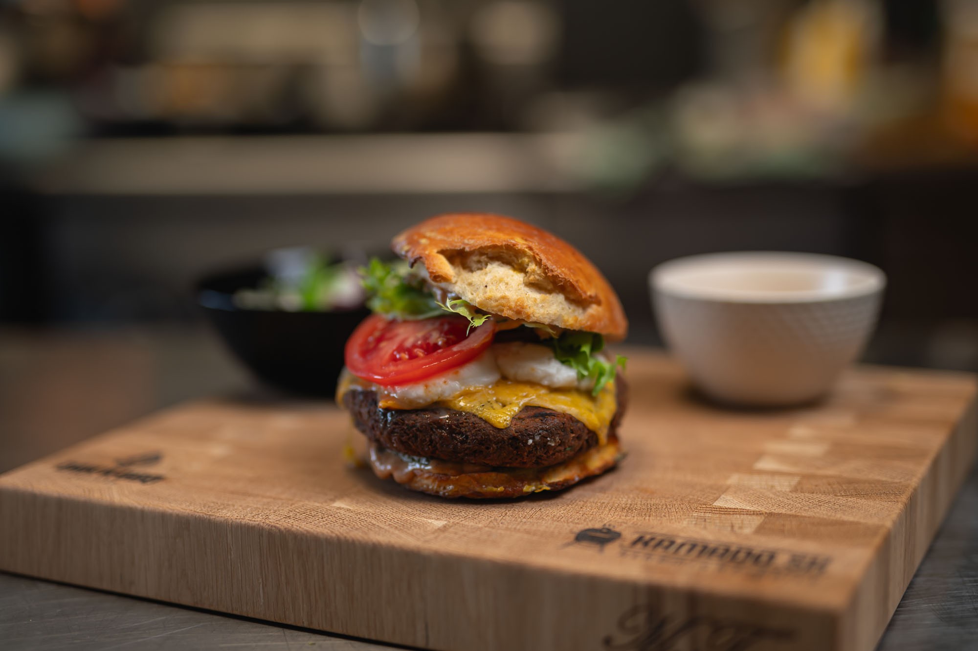 Veggie Burger na prkne s prílohami a BBQ majonézou — atmosferický záber