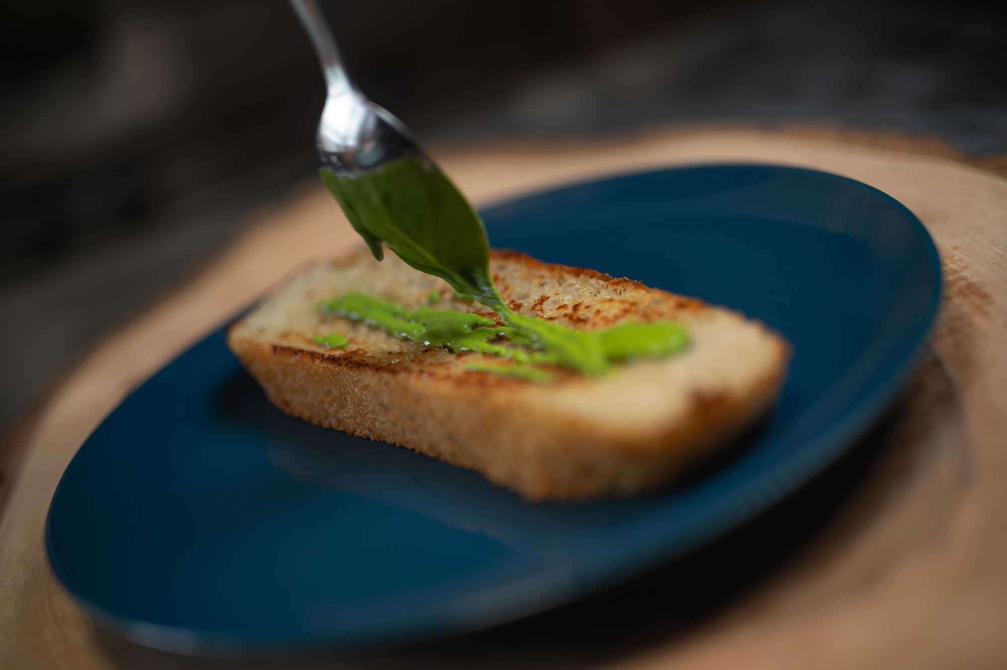 Natieranie chimichurri majonézy na focacciu