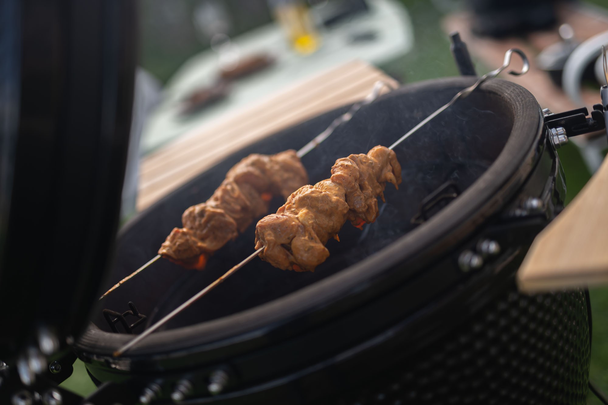 Tandoori kura na ražni — servírovanie