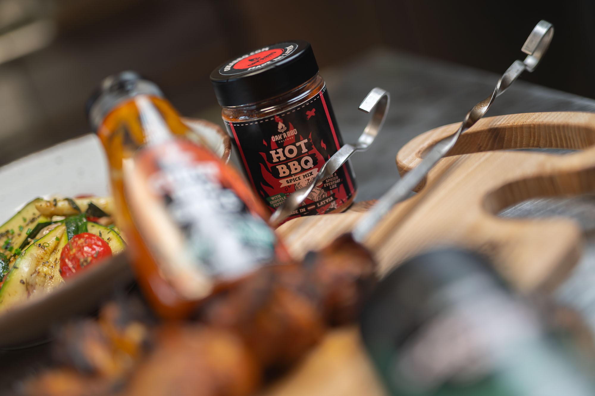 Hot BBQ korenie OAK & BBQ s tandoori kurom a šalátom