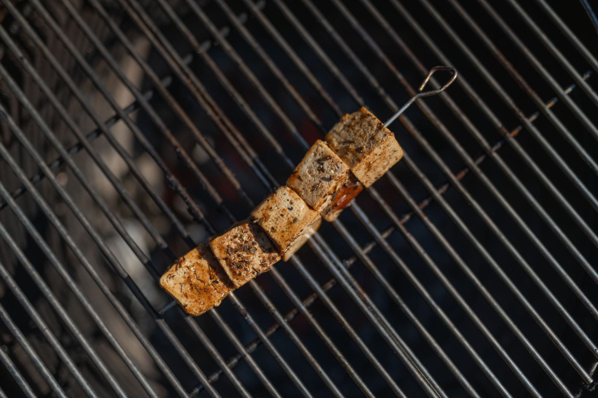Tofu ražeň na rošte kamado grilu
