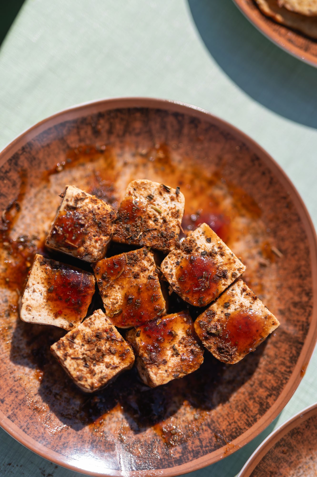 Naložené tofu kocky v teriyaki marináde — príprava šašlíku