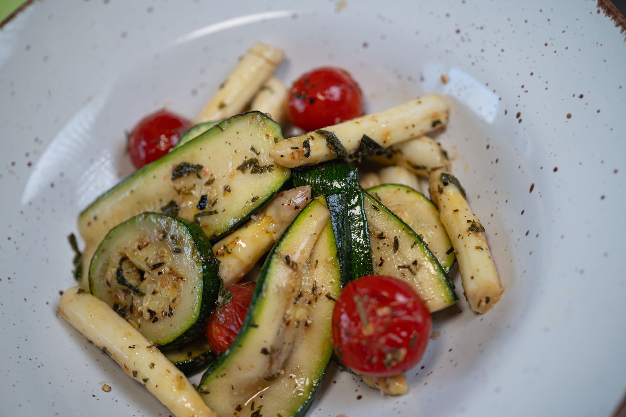Veggie šalát — cuketa, špargľa a cherry paradajky
